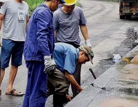 圖為工作人員正在對(duì)地磅進(jìn)行檢修