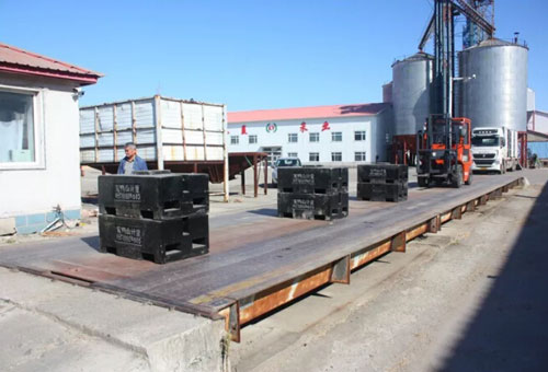 圖為地磅計(jì)量檢定現(xiàn)場